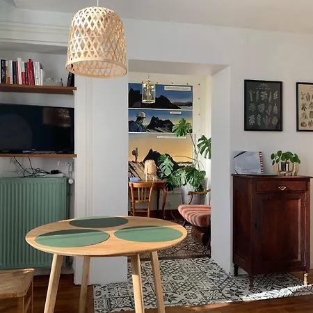 A Deux Pas De La Gare, La Maison Rouge *