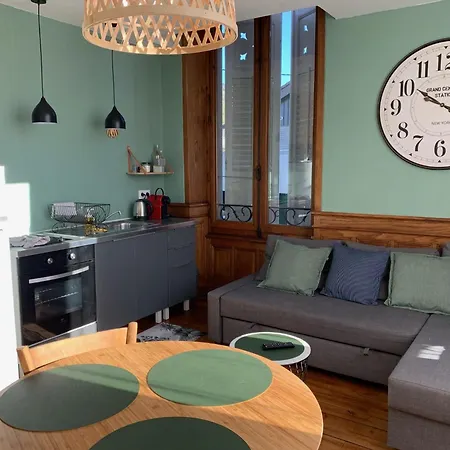A Deux Pas De La Gare, La Maison Rouge *